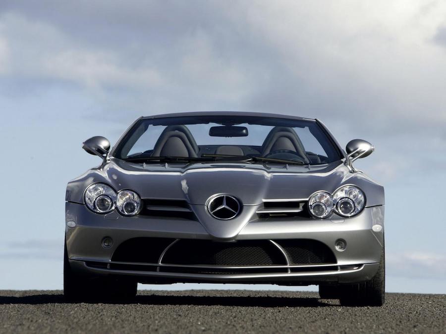 Mercedes SLR McLaren - A striking and powerful supercar showcasing its iconic design and performance.