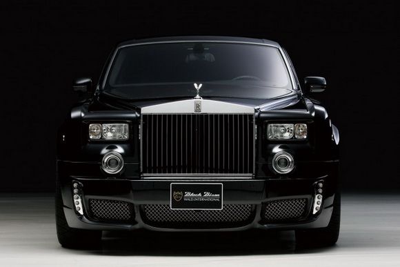 Image of a Rolls-Royce Phantom, showcasing its elegant exterior design and iconic Spirit of Ecstasy mascot.